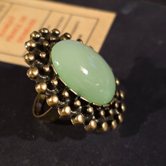 Bold Vintage 90s Bronze and Green Oval Cabochon Ring with Gothic Raised Dots - Picture 3 of 8